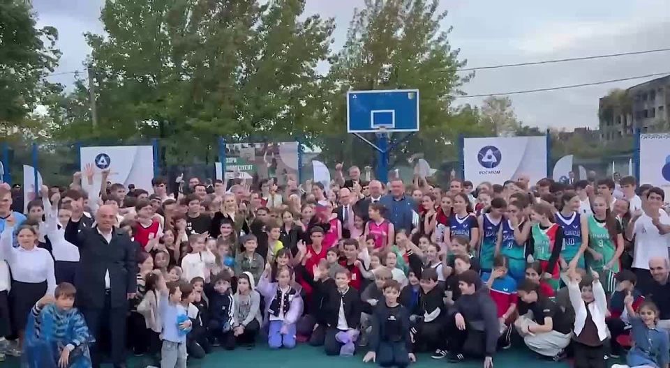 Новую современную детскую игровую площадку открыли в Новом районе Сухума