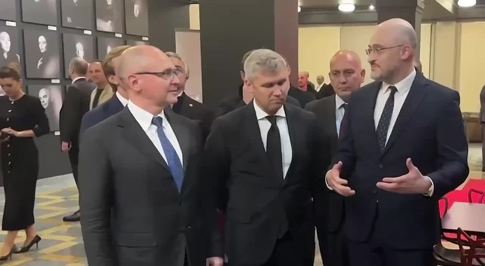 Бадра Гунба и Сергей Кириенко посетили музей Государственного русского театра драмы имени Фазиля Искандера