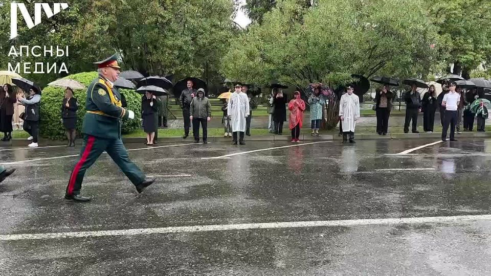 Торжественный парад в честь 32-й годовщины Победы в Отечественной войне народа Абхазии состоялся в Сухуме