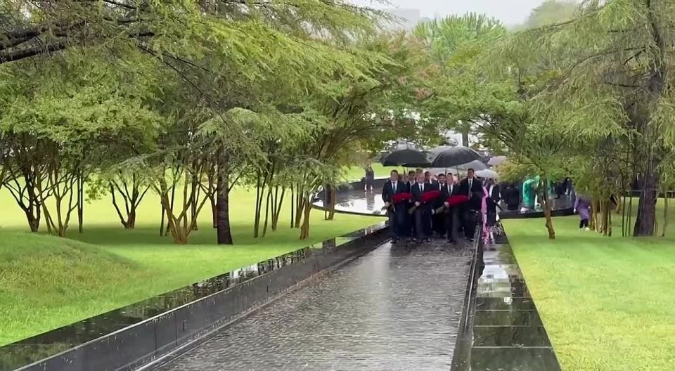 В День Победы и Независимости состоялась церемония возложения цветов к Мемориалу Первого Президента Владислава Ардзинба в селе Нижняя Эшера