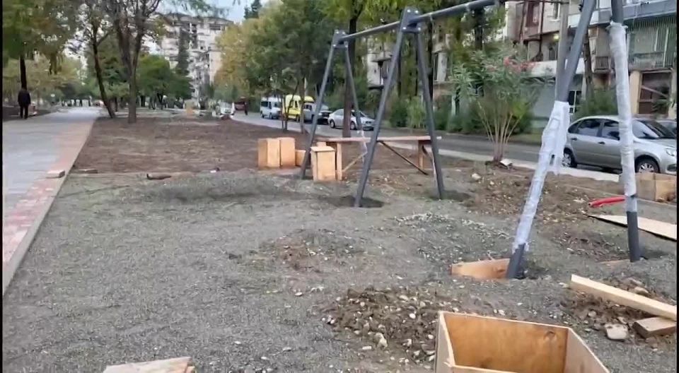 Бадра Гунба и Сергей Кириенко оценили ход работ по комплексному благоустройству сквера в Новом районе Сухума, который реконструируется при поддержке администрации Нижнего Новгорода