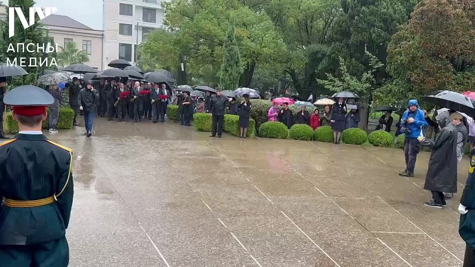 В Парке Славы состоялась церемония возложения цветов к Мемориалу погибшим в Отечественной войне народа Абхазии 1992-1993 гг. 