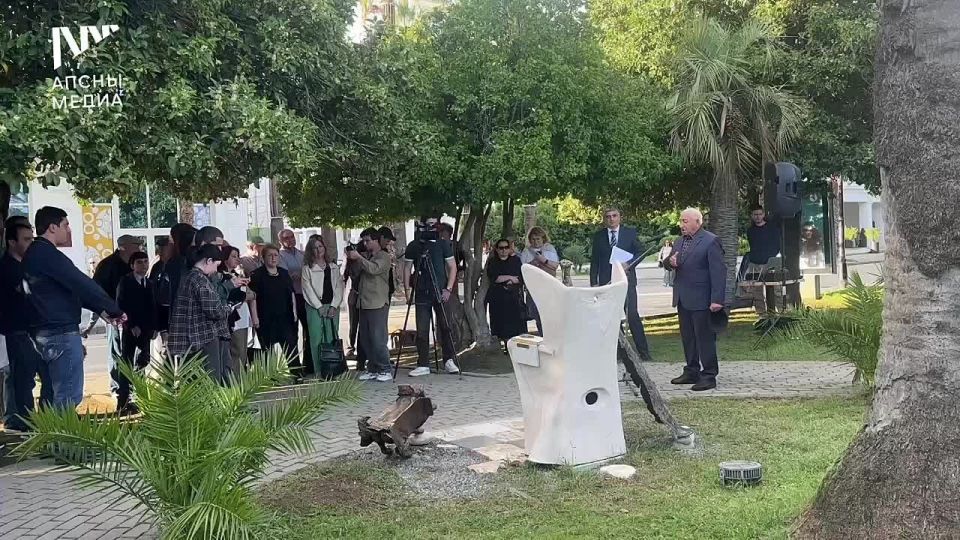 Арт-объект, посвященный персонажам романа Даура Зантария "Золотое Колесо", открыт на Набережной махаджиров в Сухуме