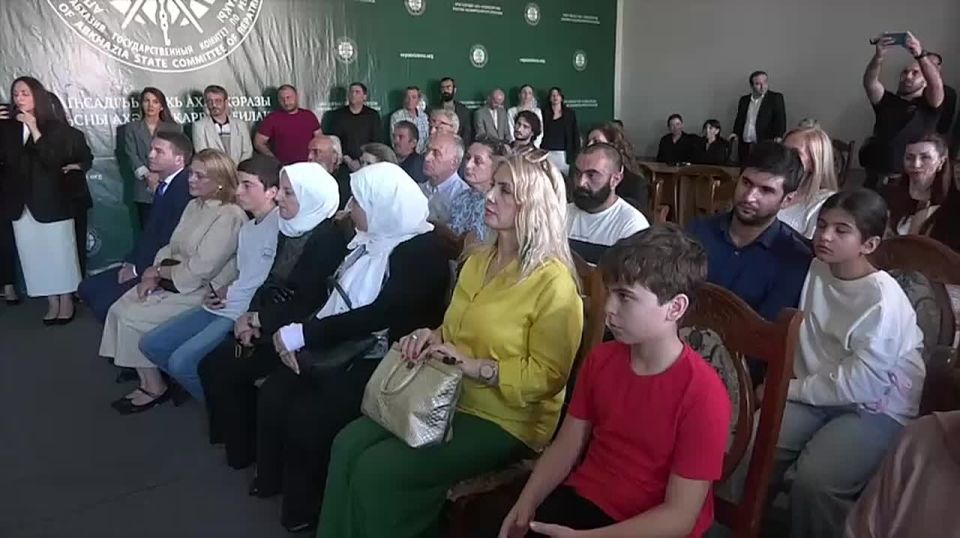 Президент Абхазии Бадра Гунба сегодня вручил ключи от новых квартир 24 семьям репатриантов