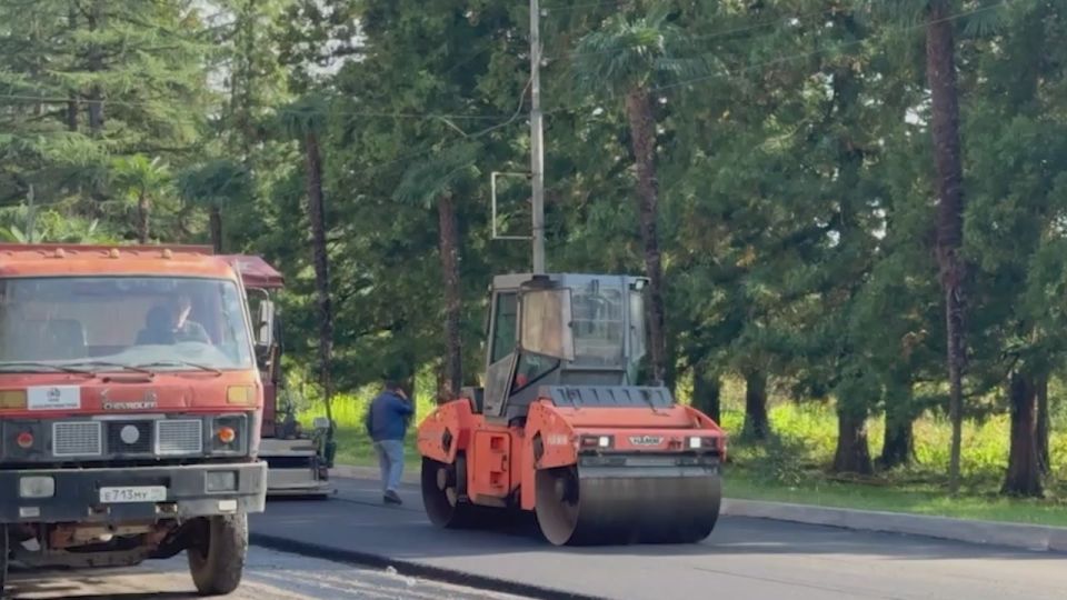 В Ткуарчале начались работы по укладке асфальтобетонного покрытия