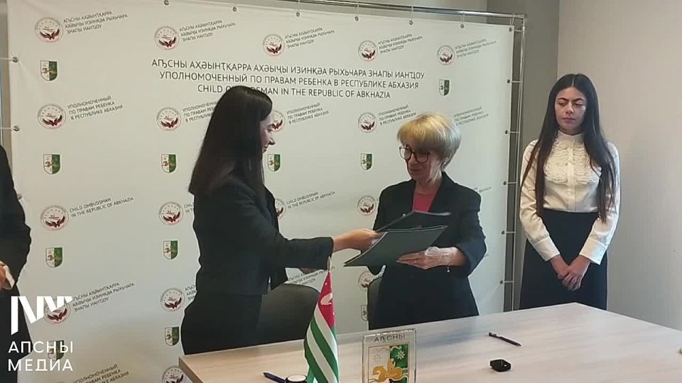 Уполномоченный по правам ребенка в Абхазии Мактина Джинджолия и Президент МБОО "Справедливая помощь Доктора Лизы" Ольга Демичева подписали Соглашение о взаимодействии и сотрудничестве