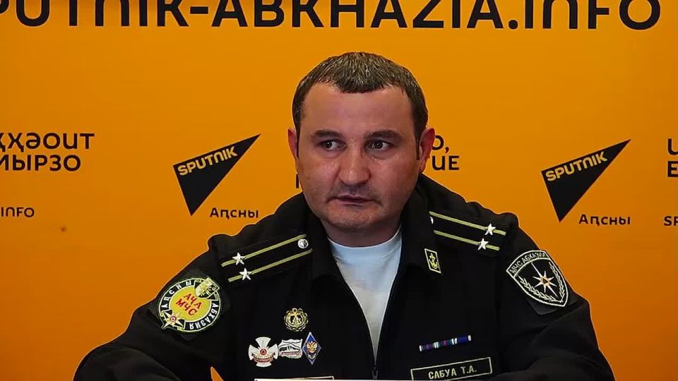 Неготовность пляжей становится основной причиной гибели людей в море, рассказал на брифинге в пресс-центре Sputnik начальник ГИМС МЧС Абхазии Тенгиз Сабуа