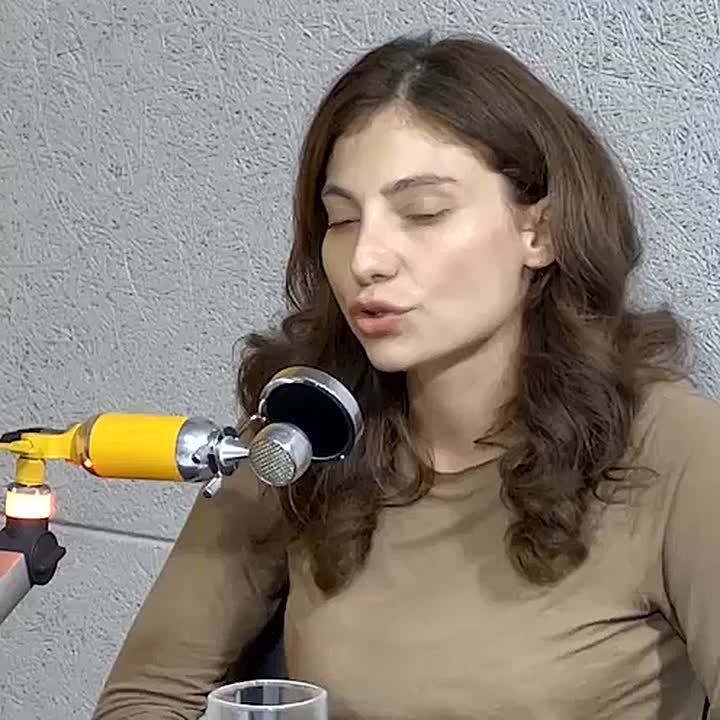 Представлять свою страну и театр одной — большая ответственность, сказала в эфире радио Sputnik актриса РУСДРАМа Ирина Делба