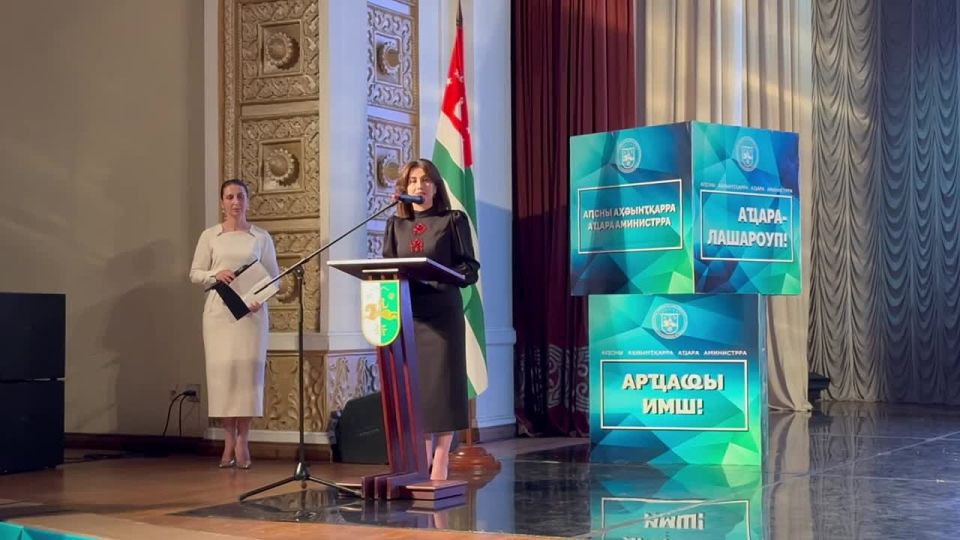 Министр просвещения Хана Гунба поздравила работников системы образования