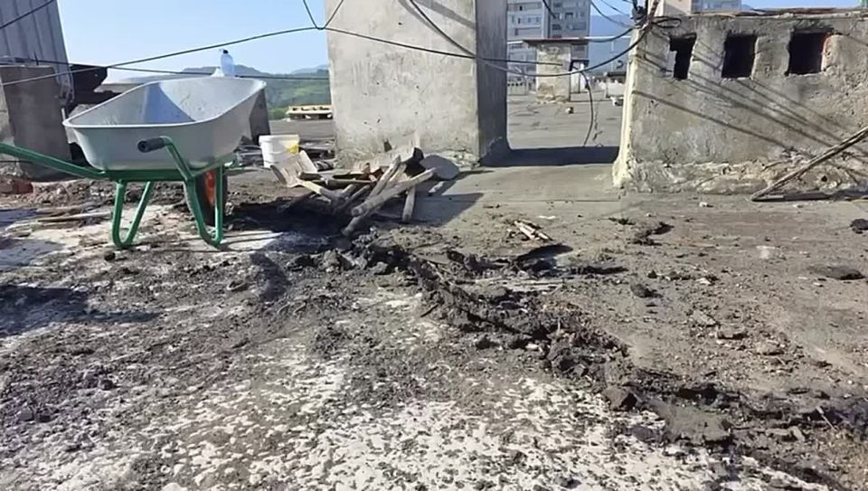 Администрация Сухума ведет ремонтные работы по замене кровли двух многоэтажек