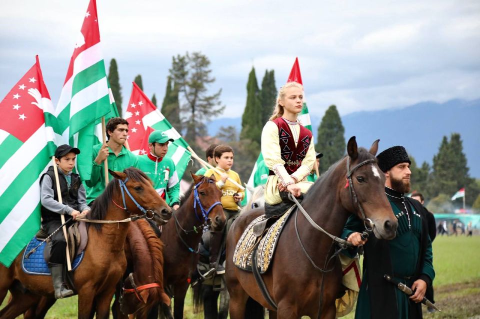 Президент Абхазии Бадра Гунба посетил павильоны сел, участвовавших в традиционном празднике урожая на исторической поляне Лыхнашта