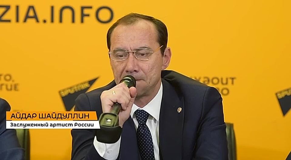 Фестиваль "Танцуй и пой, моя Россия" — это большая семья, основанная на взаимной поддержке, отметил на пресс-конференции в пресс-центре Sputnik Заслуженный артист России Айдар Шайдуллин