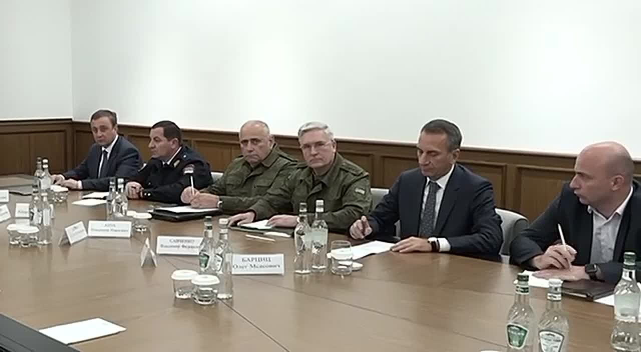 Вопросы проведения оперативно-тактических учений обсудил президент Абхазии Бадра Гунба с членами Совбеза