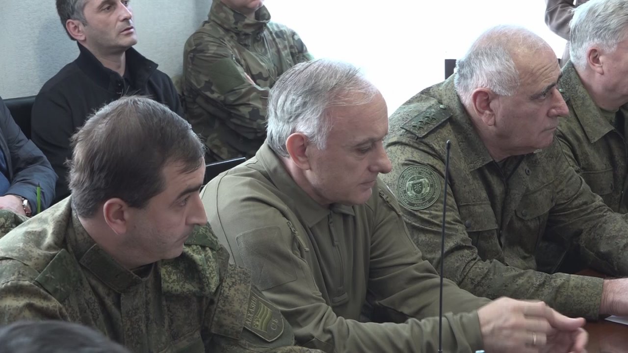 Один из этапов оперативно-тактических учений с участием группировки войск Вооруженных сил Абхазии прошел в администрации Сухума