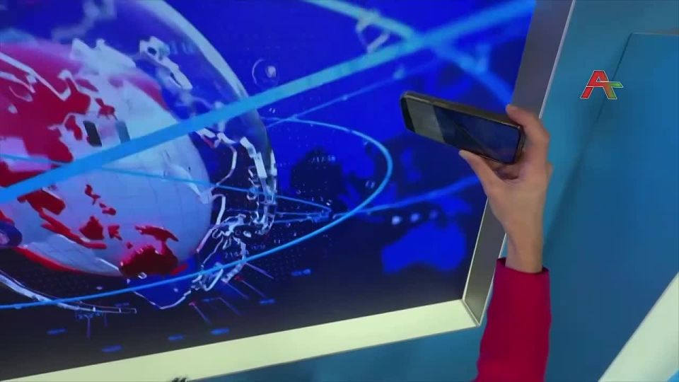 Ведущая АГТРК Наала Кове показывает, как смотреть