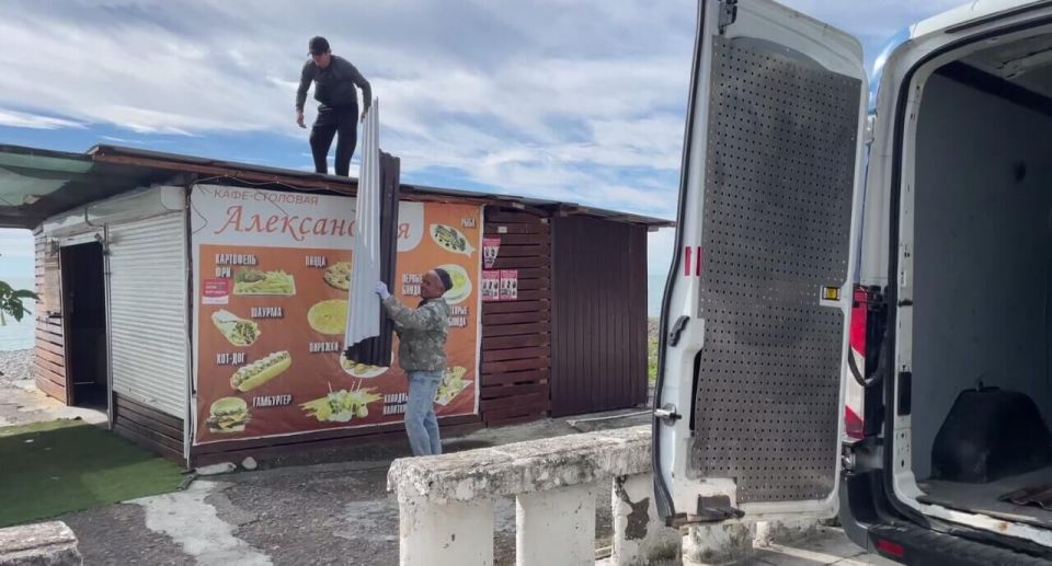 Более 50 торговых павильонов демонтировали на набережной Диоскуров в Сухуме