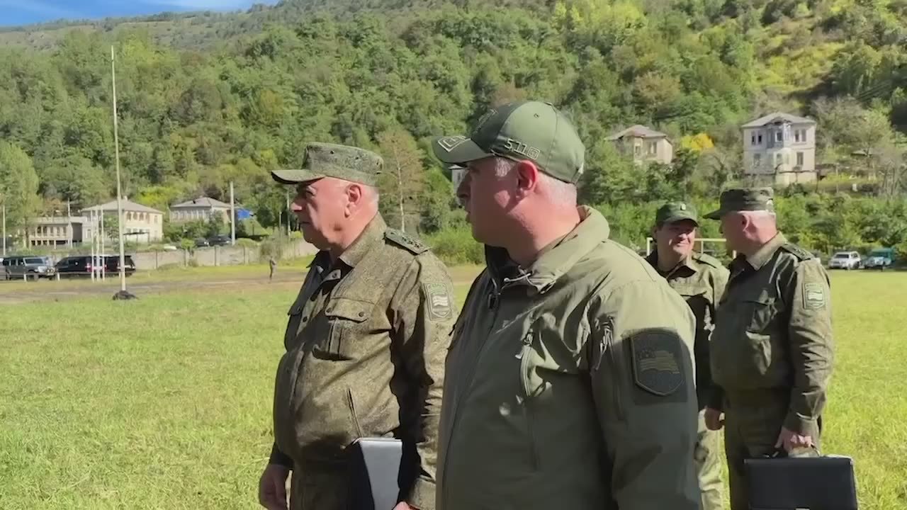 Президент Абхазии, Главнокомандующий Вооруженными силами Бадра Гунба посетил подразделения, задействованные в оперативно-тактических учениях, в сопровождении министра обороны Владимира Ануа, начальника Генерального штаба ВС..