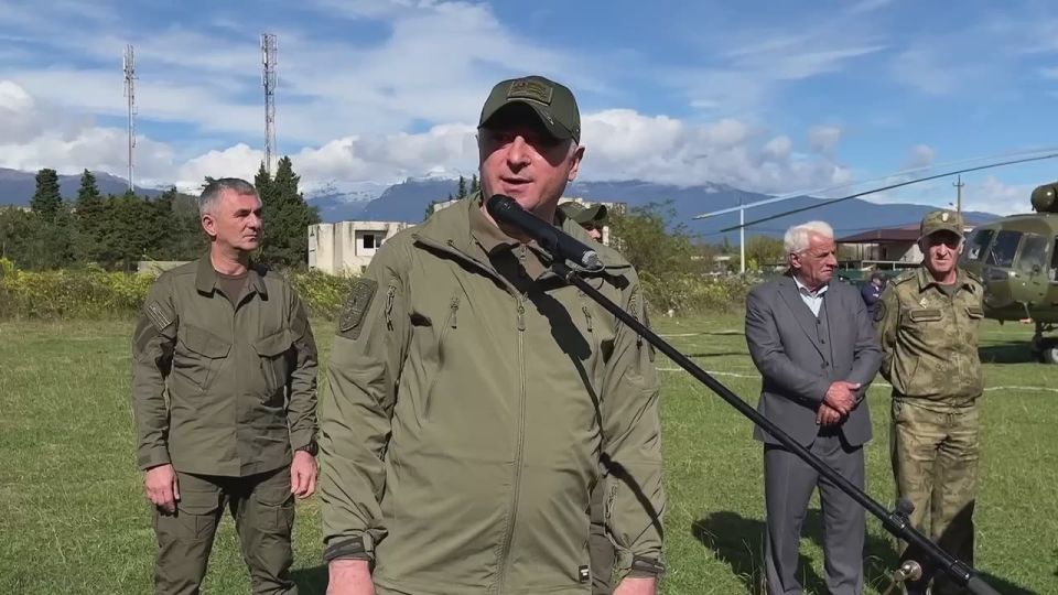 Главнокомандующий Вооруженными силами Абхазии Бадра Гунба, продолжая облет мест сбора подразделений, задействованных в оперативно-тактических учениях, приземлился в городе Гудаута