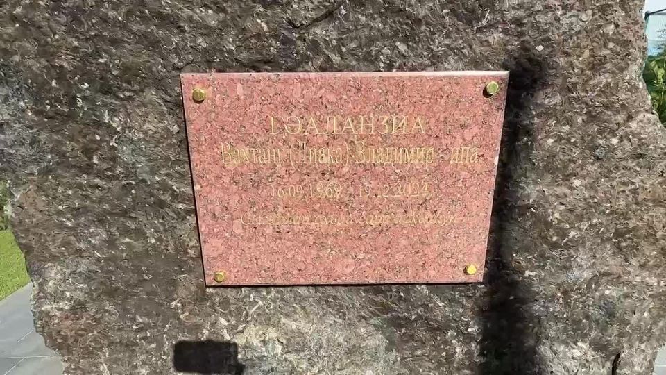 Президент Абхазии Бадра Гунба сегодня, в ходе своего пребывания в селе Кутол, осмотрел ход восстановительных работ в здании сельской администрации