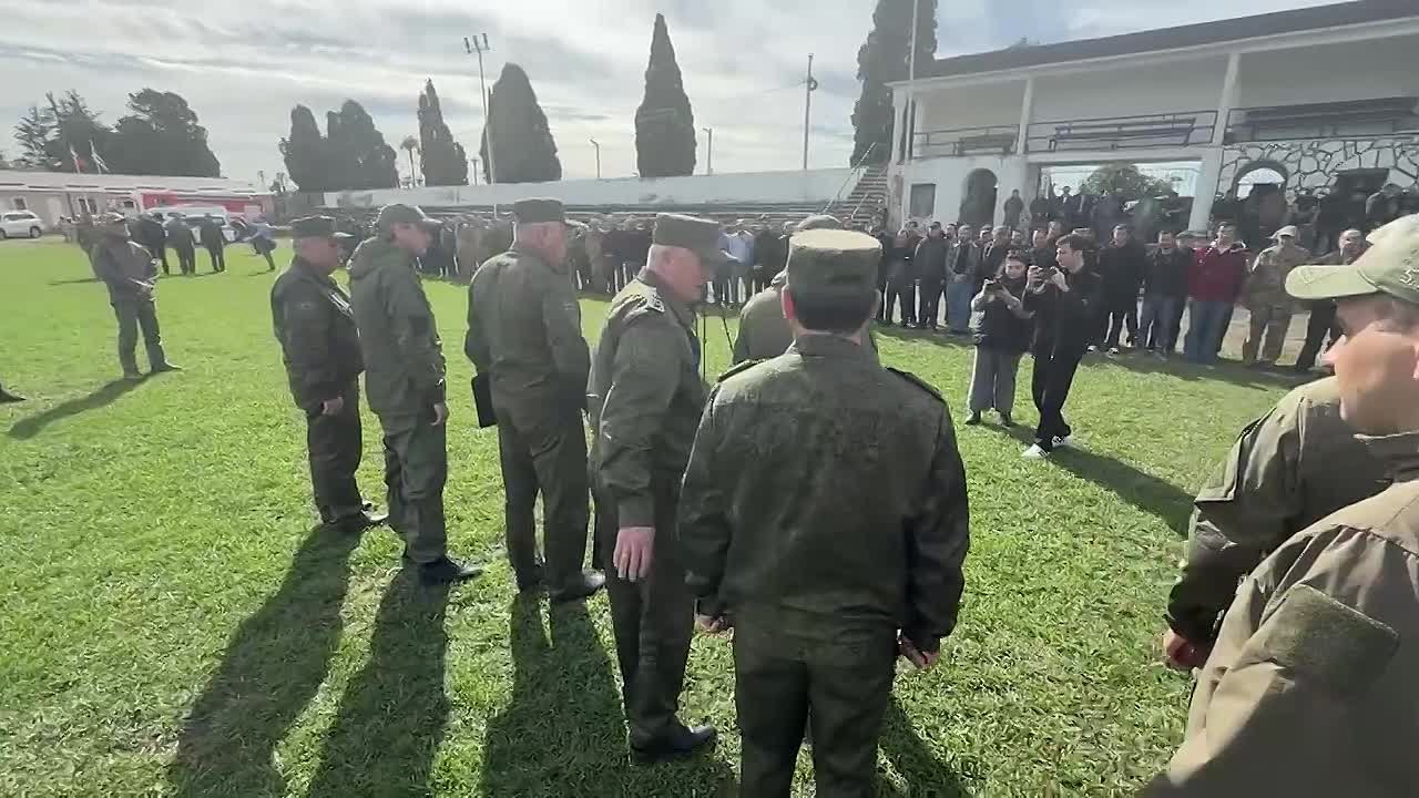 В рамках облета подразделений, задействованных в оперативно-тактических учениях, Главнокомандующий Вооруженными силами Абхазии Бадра Гунба прибыл в город Очамчыра