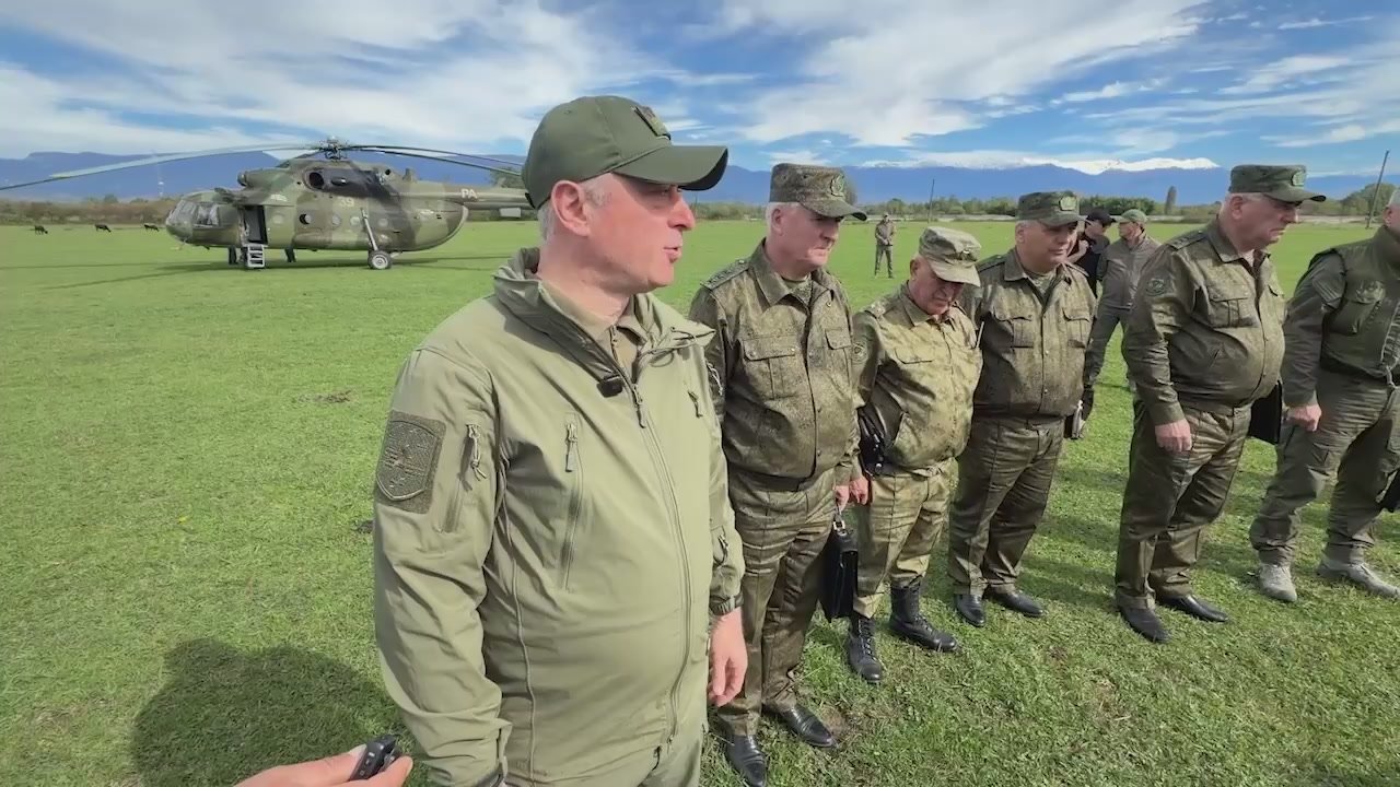 В ходе облета мест сбора резервистов Главнокомандующий Вооруженными силами Абхазии Бадра Гунба, прибыл в село Кутол