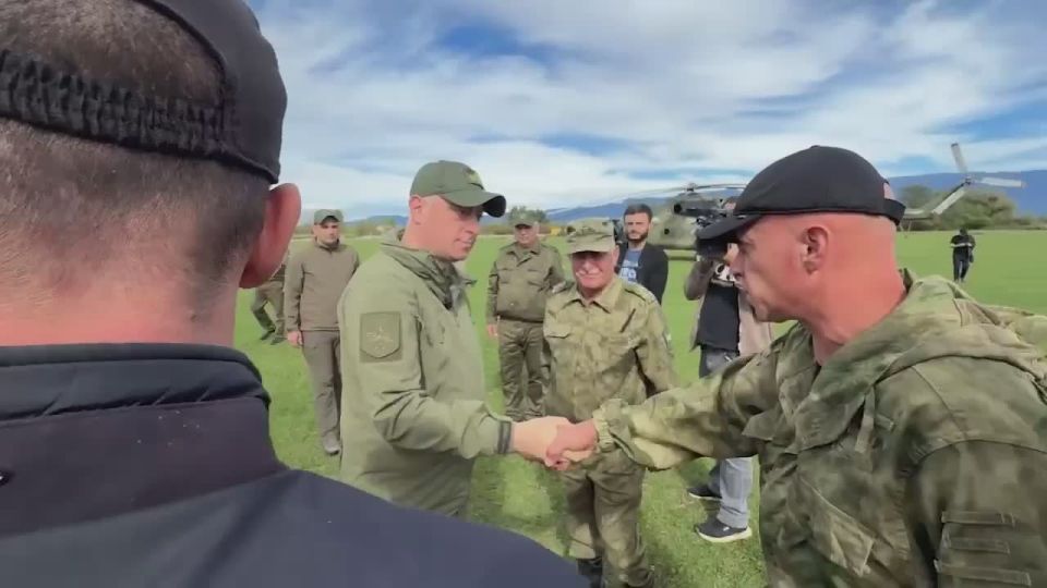 В ходе облета мест сбора резервистов Главнокомандующий Вооруженными силами Абхазии Бадра Гунба, прибыл в село Кутол