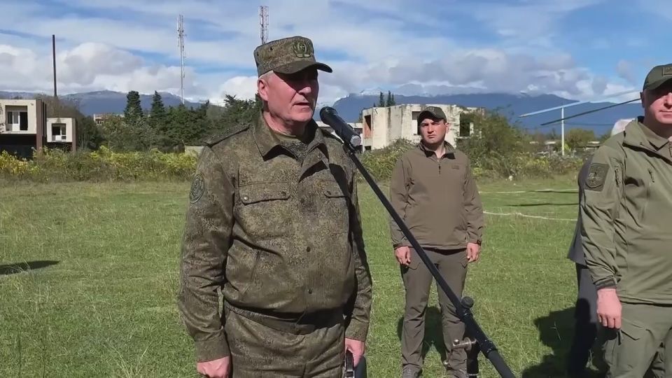 Главнокомандующий Вооруженными силами Абхазии Бадра Гунба, продолжая облет мест сбора подразделений, задействованных в оперативно-тактических учениях, приземлился в городе Гудаута