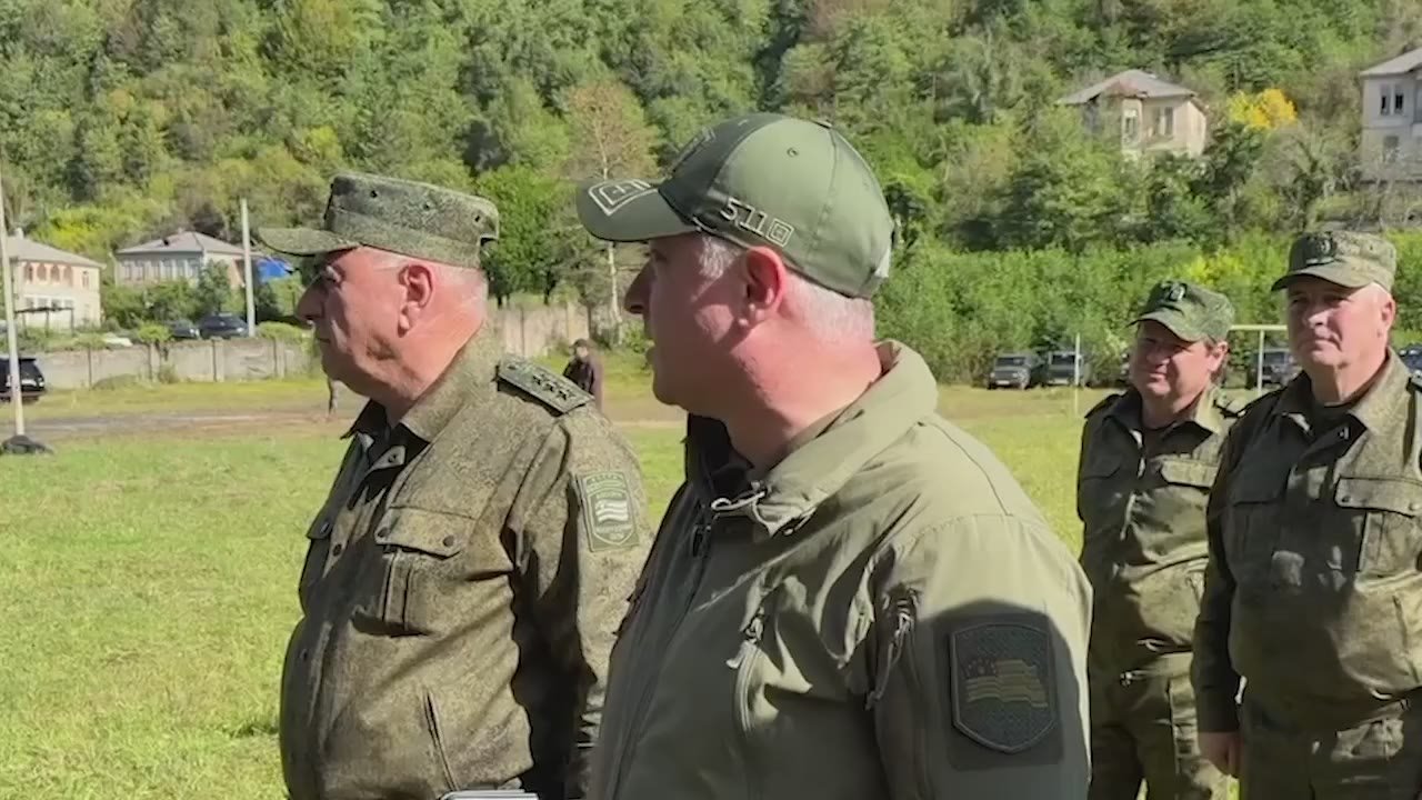 Президент Абхазии, Главнокомандующий Вооруженными силами Бадра Гунба посетил подразделения, задействованные в оперативно-тактических учениях, в сопровождении министра обороны Владимира Ануа, начальника Генерального штаба ВС..