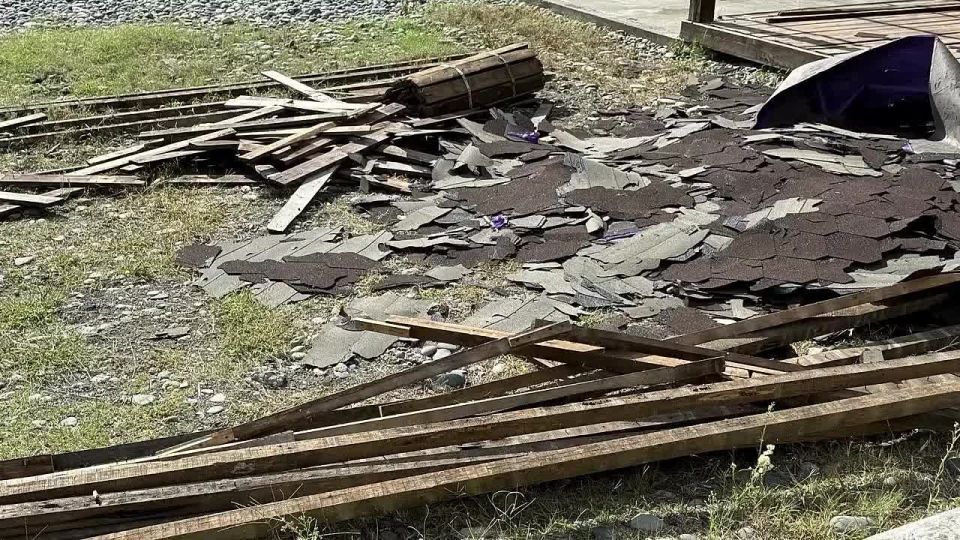 На набережной Диоскуров в Сухуме демонтируют торговые объекты