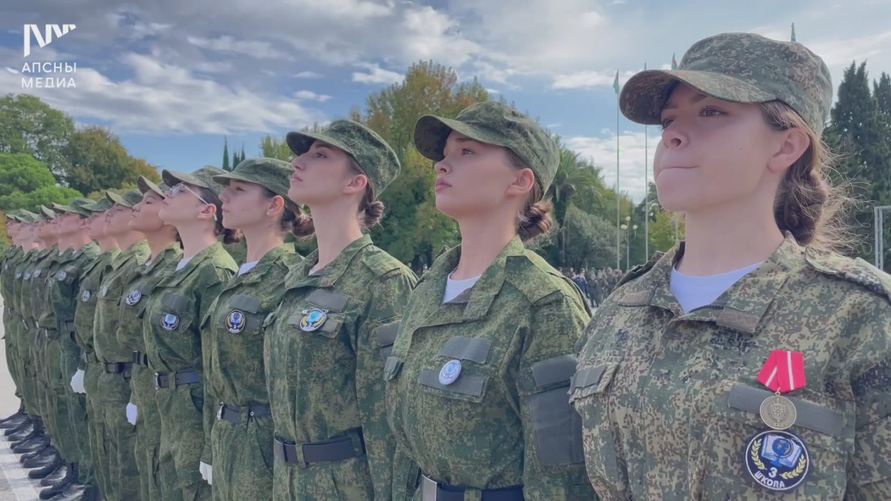 Конкурс строевой подготовки учащихся школ Сухума проходит на площади Свободы