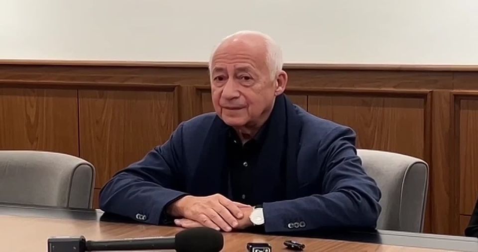 Президент Абхазии Бадра Гунба принял народную артистку Абхазии и России Хиблу Герзмава и художественного руководителя и главного дирижера Национального филармонического оркестра России Владимира Спивакова