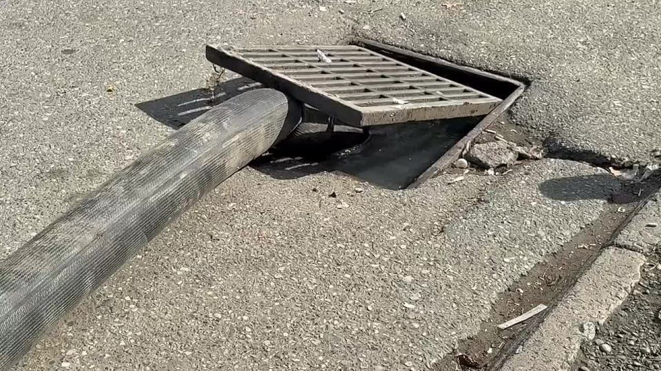 Сухумские коммунальщики начали осушать затопленный после ливней подземный переход у школы №14 на Турбазе