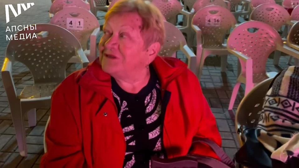 Перед Абхазским драмтеатром собираются зрители, пришедшие на концерт Хиблы Герзмава и Владимира Спивакова «Я люблю тебя, жизнь!»