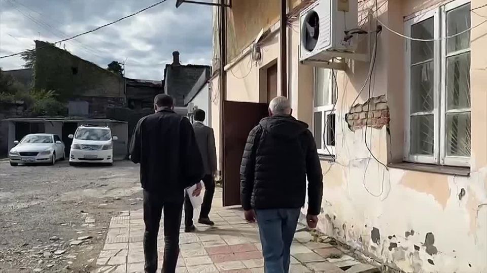 Подготовке процедуры передачи объектов электроэнергетики муниципального предприятия «СУЭС» на баланс РУП «Черноморэнерго» посвящалось выездное рабочее совещание, которое провел министр энергетики Батал Мушба, сообщает..