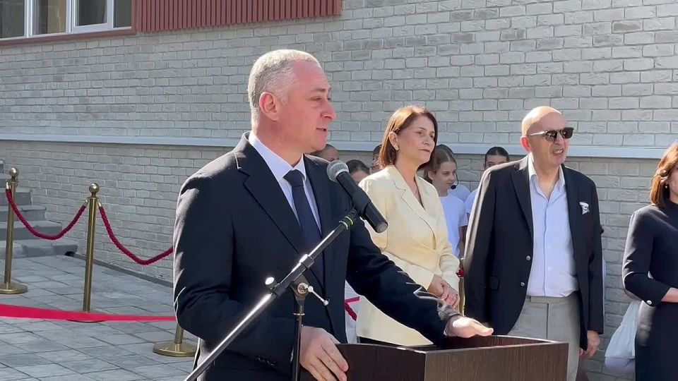 Президент принял участие в открытии Гудаутской школы №4, обновленной после капитального ремонта