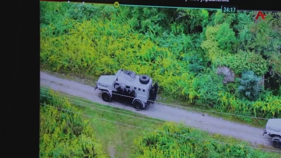 Председатель СГБ Дмитрий Дбар подчеркнул, что решение Главы государства о проведении столь масштабных учений является весьма важным с учетом нынешней международной обстановки