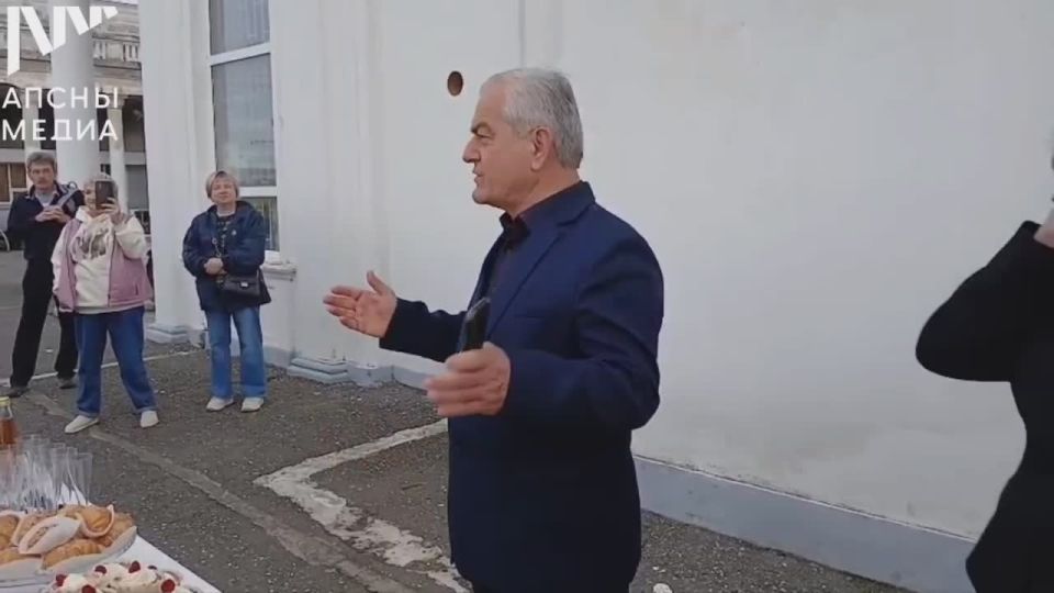 Туристический поезд "Рица" прибыл на ж/д станцию Сухума