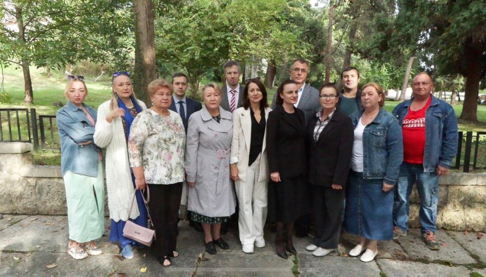 Союз русских общин (КСОРС) Абхазии организовал возложение цветов к памятнику Н. Курченко