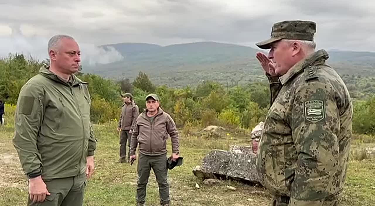 Главнокомандующий Вооруженными силами Абхазии Бадра Гунба прибыл на завершающий этап оперативно-тактических учений