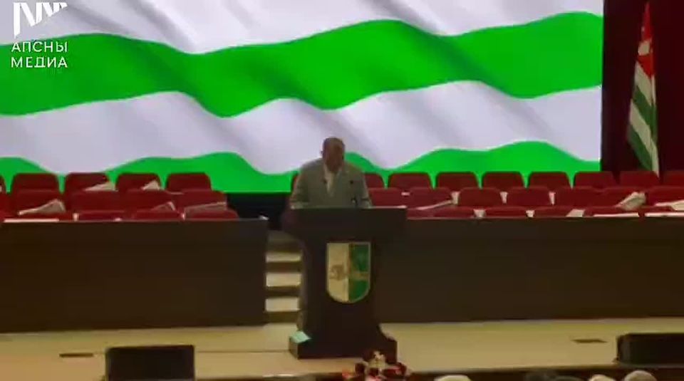 Депутат Государственной думы Александр Ремезков поблагодарил руководство партии «Амцахара» за приглашение принять участие в юбилейном съезде