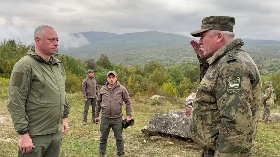 Главнокомандующий вооруженными силами Бадра Гунба прибыл на завершающий этап оперативно-тактических учений