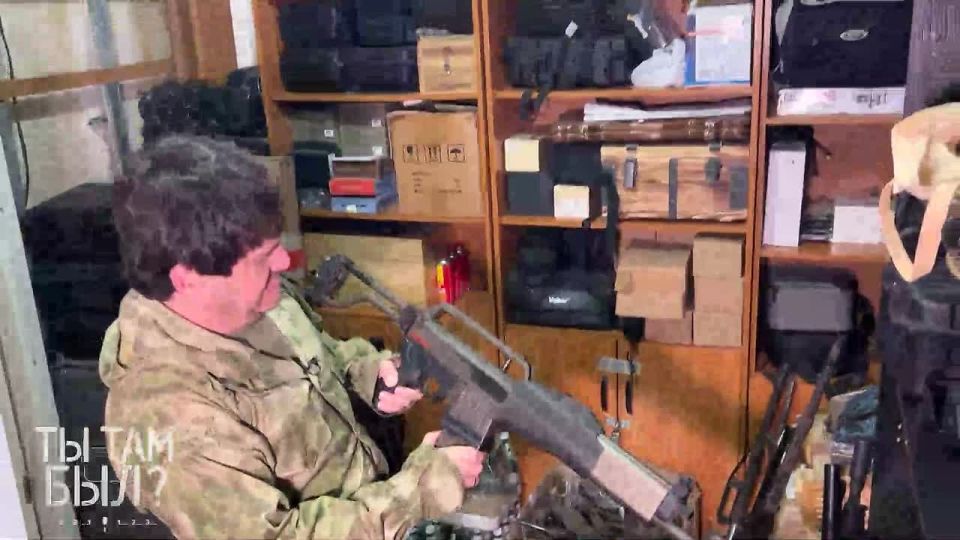 Павел Кукушкин: Ахра «Абхаз» Авидзба проводит обзор трофеев Дикой Дивизии Донбасса: образцы стрелкового вооружения со всего мира, которым воюет противник