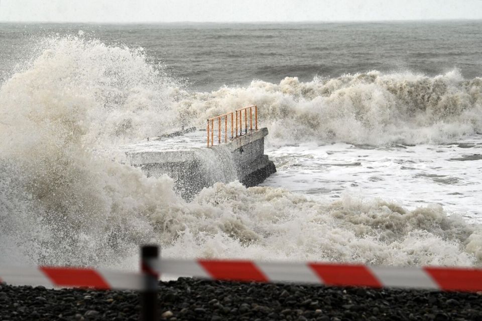 Штормовое предупреждение объявили в Сочи и Сириусе 19 и 20 октября