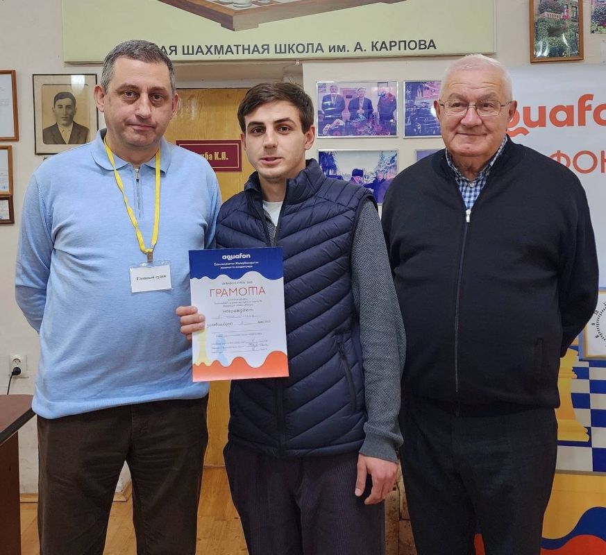 Сегодня, в шахматной школе имени Анатолия Карпова, состоялся турнир среди взрослых, проведенный в рамках Международного шахматного фестиваля «Аквафон-опен 2025»