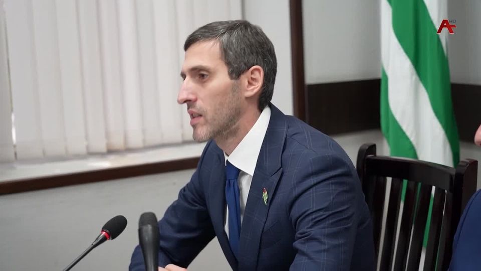 15 из 19 действующих депутатов Сухумского городского собрания выдвинули свои кандидатуры на предстоящих выборах, сообщил на заключительном пред выборами заседании СГС председатель избиркома Алмас Джапуа