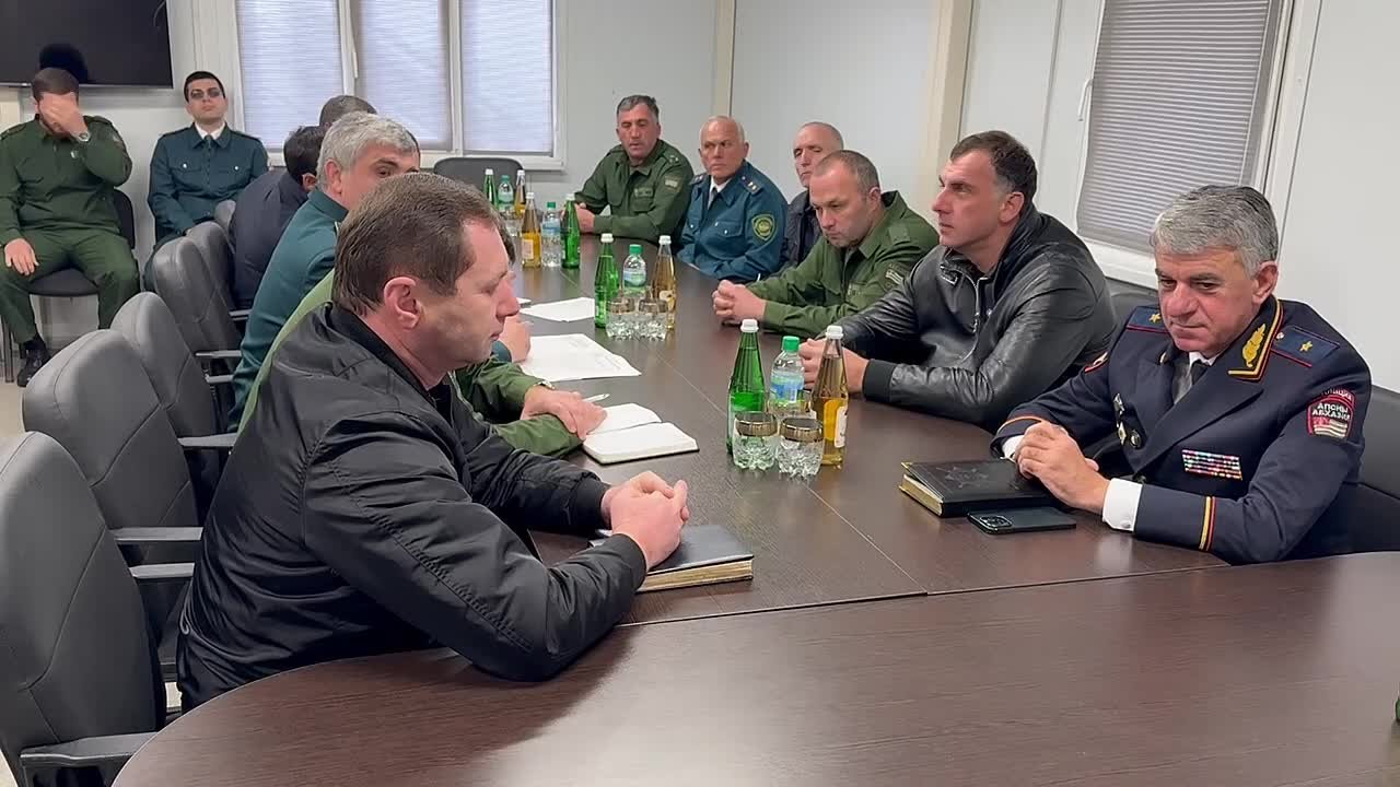 Председатель СГБ Дмитрий Дбар провел совещание на КПП «Псоу», посвященное ситуации с экспортом цитрусовых культур урожая 2025 года