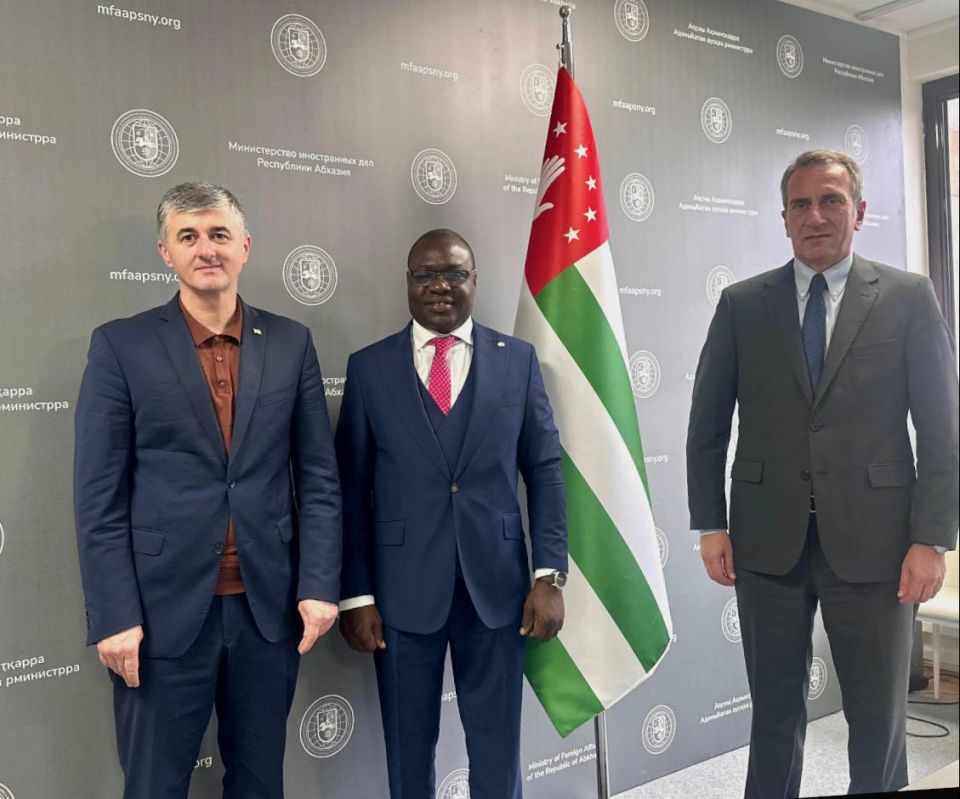 Рабочая встреча министра иностранных дел Олега Барциц с послом по особым поручениям МИД Абхазии Айзеком Кумессина состоялась 20 октября!