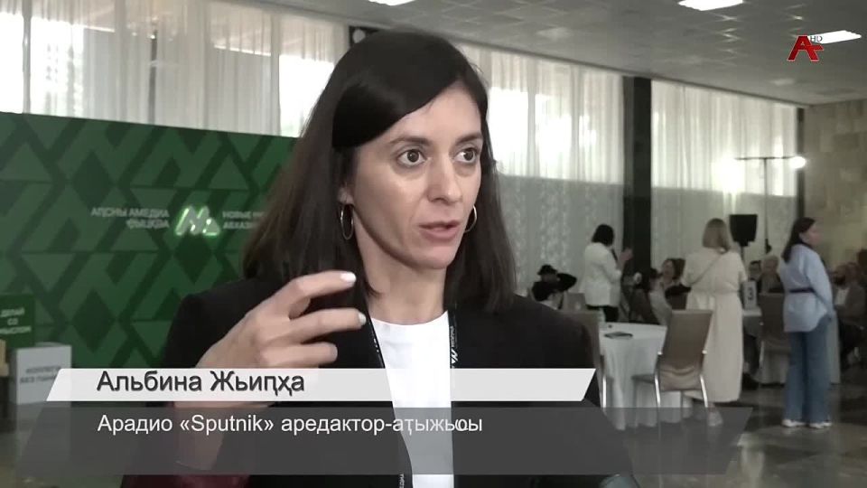 Ас еиш аицлабра иунао рацоуп а азгалеит арадио “Sputnik” аредактор- аыжьы, апроект алахыла Альбина Жьиа