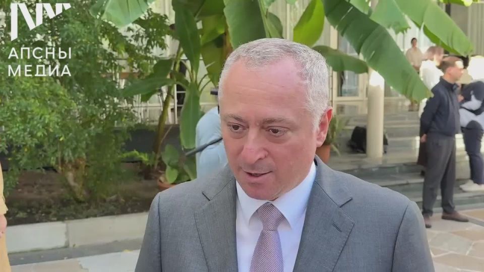 «Как и все граждане нашей страны, я пользуюсь различными каналами информации. Конечно, пресс-служба президента готовит свои аналитические материалы. Но я считаю очень важным умение сопоставлять различные источники..