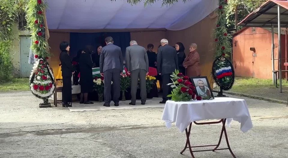 Президент Абхазии Бадра Гунба почтил память абхазского добровольца Беслана Тарба, погибшего в зоне специальной военной операции